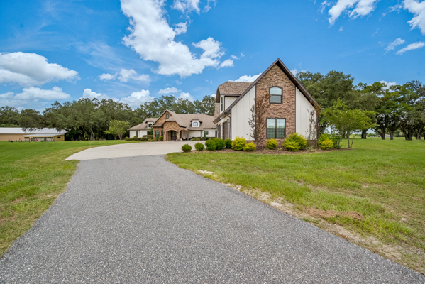 Luxury home on 32 Acres with a pool in Newberry, FL