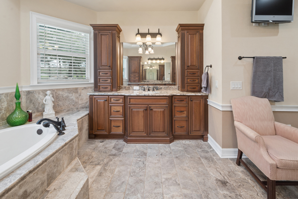 Luxury home on 32 Acres with a pool in Newberry, FL