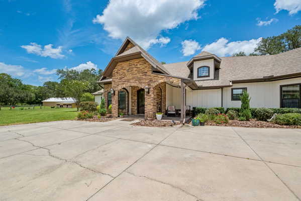 Luxury home on 32 Acres with a pool in Newberry, FL