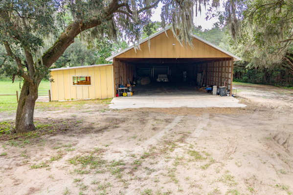 Luxury home on 32 Acres with a pool in Newberry, FL