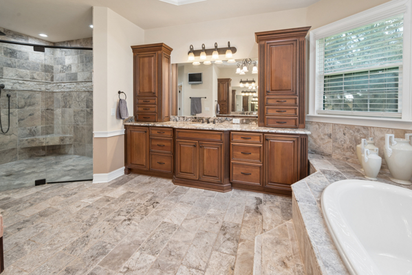 Luxury home on 32 Acres with a pool in Newberry, FL