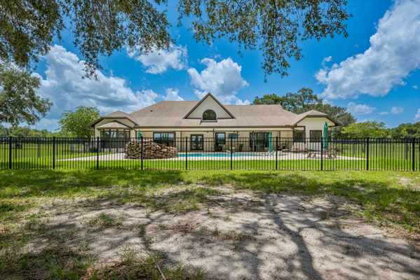 Luxury home on 32 Acres with a pool in Newberry, FL