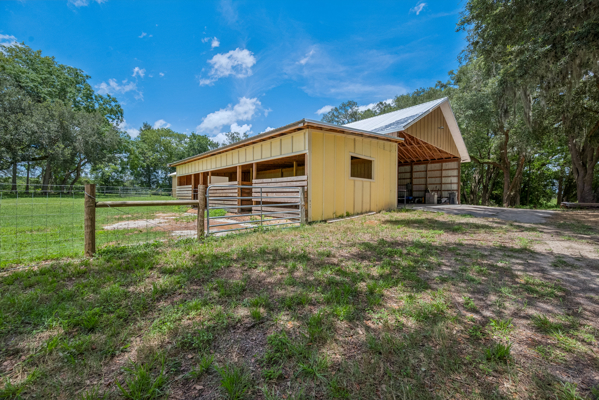 Luxury home on 32 Acres with a pool in Newberry, FL