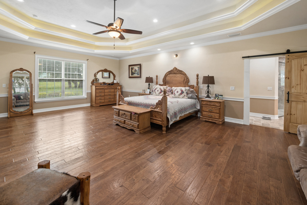 Luxury home on 32 Acres with a pool in Newberry, FL