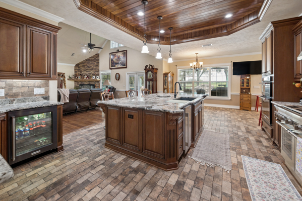 Luxury home on 32 Acres with a pool in Newberry, FL
