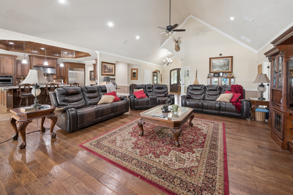 Luxury home on 32 Acres with a pool in Newberry, FL
