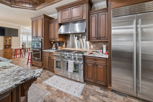 Luxury home on 32 Acres with a pool in Newberry, FL