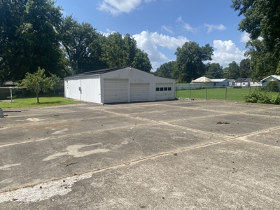 Charming 2 Bed, 2 Bath Ranch Near Amenities - image 6