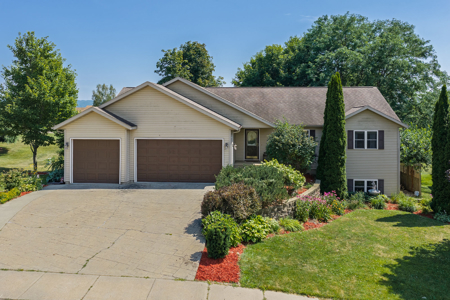 4 Bedrooms | 3 Bathrooms beautifully maintained ranch - image 1