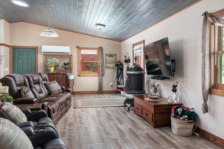 Amazing Country Home - Garage, Workshop, Apartment, on 2.29 Acres - image 2