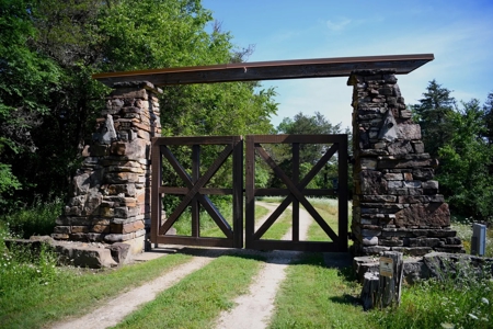 White River Luxury Lodge Estate | Acreage With World Class Views - image 14