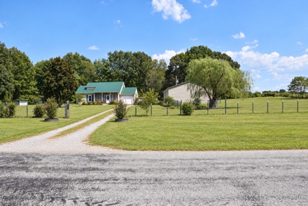 TN Country Home on 2.5 Acres with a turnkey mini farm - image 28