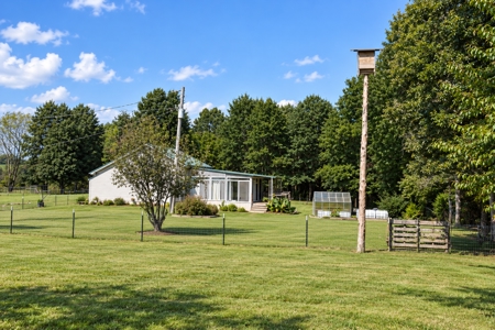 TN Country Home on 2.5 Acres with a turnkey mini farm - image 27
