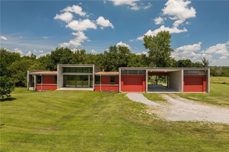 Exceptional Modern Living on 16.5± Private Acres - image 1
