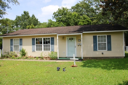 Welcome home to this charming traditional-style cottage home! - image 6