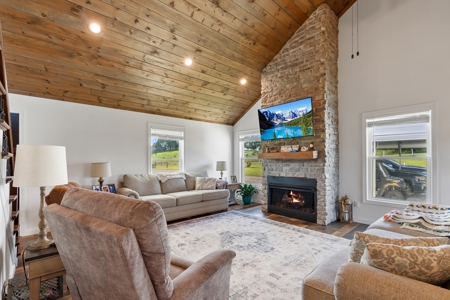 Home with Barn and Hunting Acreage in Kentucky - image 29