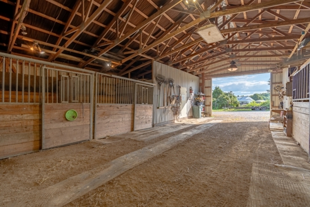 Home with Barn and Hunting Acreage in Kentucky - image 10