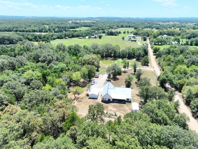Modern Farmhouse On 10 Acres With All The Amenities - image 5