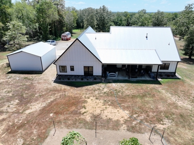 Modern Farmhouse On 10 Acres With All The Amenities - image 9