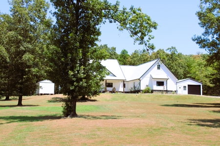 Modern Farmhouse On 10 Acres With All The Amenities - image 35