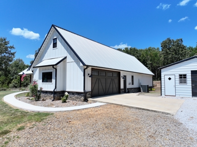 Modern Farmhouse On 10 Acres With All The Amenities - image 17