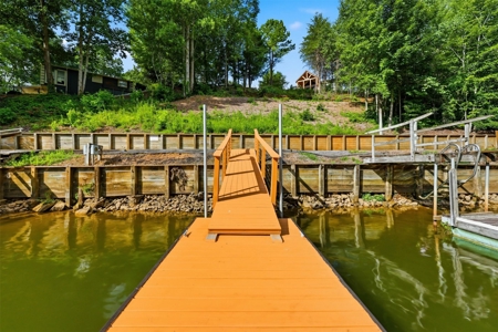 Renovated 3 Bed 2 Bath with LAKE HICKORY ACCESS and DEEDED DOCK! - image 7