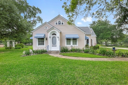 Charming 1920s Carmine Home on 1+ Acre Near Round Top - image 21