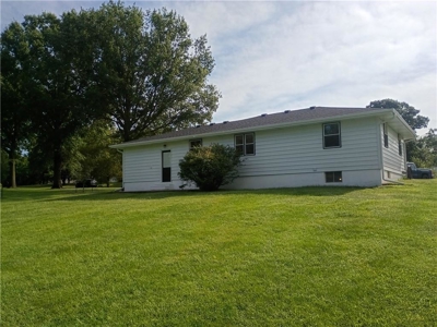 Completely Renovated 2-Bedroom Home on Oversized Lot in Stanberry - image 4