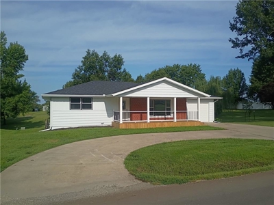Completely Renovated 2-Bedroom Home on Oversized Lot in Stanberry - image 1