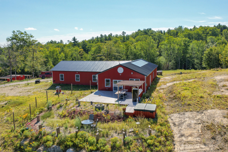 Solar-Powered Luxury Home on 33.6 Private Acres - image 5