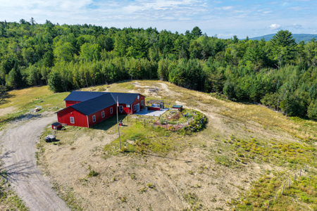 Solar-Powered Luxury Home on 33.6 Private Acres - image 4