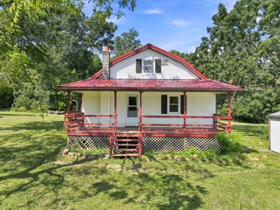 Country home nestled on 2.57 acres - image 5