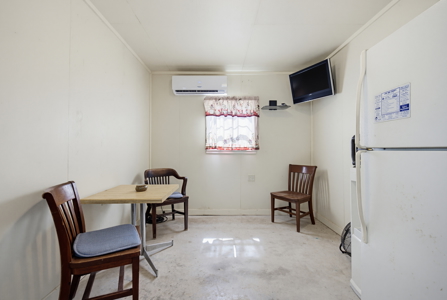 Hunting property with one bedroom 1-1/2 bath - image 8