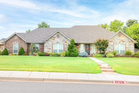 Home for Sale in Elk City OK with Pool | Fairway Estates - image 1