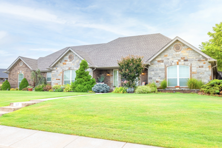 Home for Sale in Elk City OK with Pool | Fairway Estates - image 2
