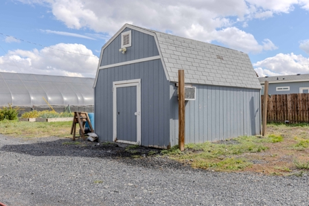 Eastern Oregon Greenhouse Acres Located Outside of Burns - image 4