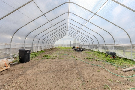 Eastern Oregon Greenhouse Acres Located Outside of Burns - image 8