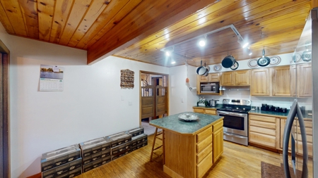 Mountain Home Year Round Access Great Hunting Location - image 18