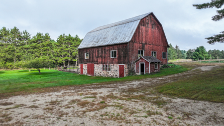 Country Home on 5 Acres For Sale in Waupaca WI - image 2
