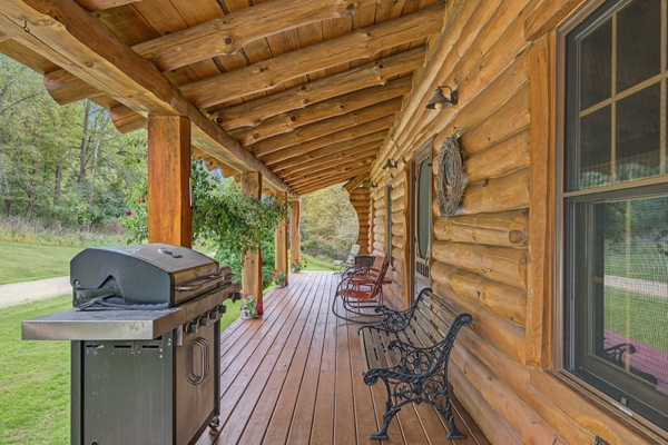 96.25-Acre Log Home, Pasture & Recreational Estate in Grant Cty