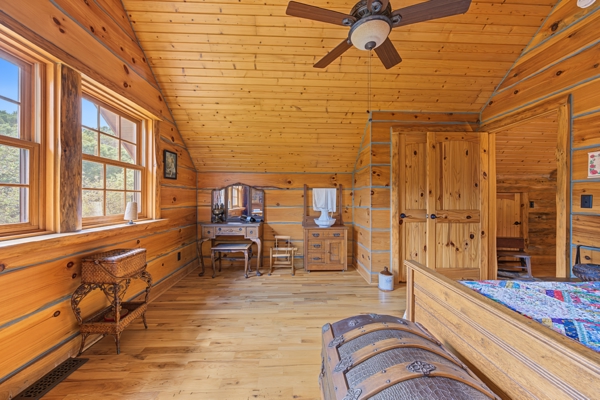 96.25-Acre Log Home, Pasture & Recreational Estate in Grant Cty