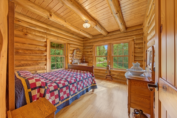 96.25-Acre Log Home, Pasture & Recreational Estate in Grant Cty