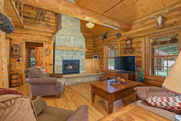 96.25-Acre Log Home, Pasture & Recreational Estate in Grant Cty