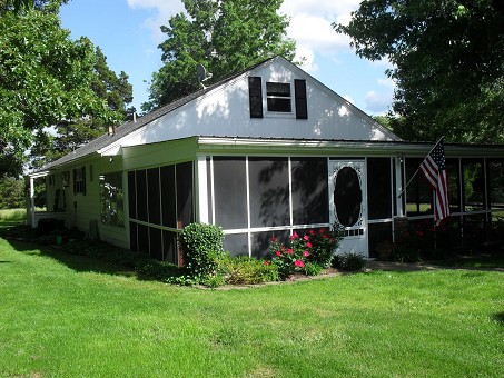 Screened In Porch For Relaxing
