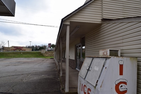Store at Philpott Lake for Sale at Auction! - image 5