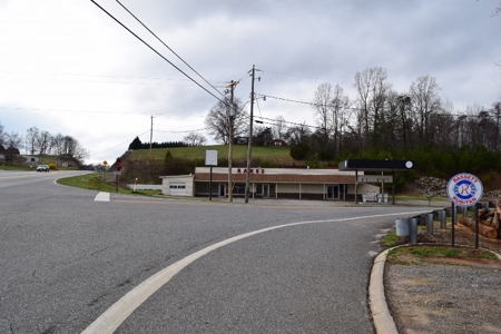 Store at Philpott Lake for Sale at Auction! - image 11