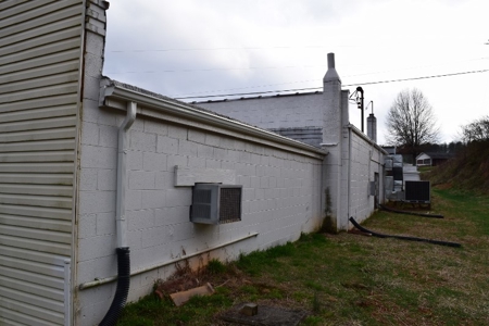 Store at Philpott Lake for Sale at Auction! - image 12
