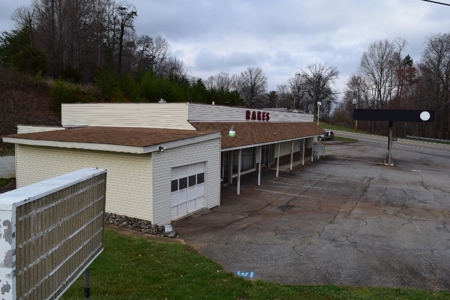 Store at Philpott Lake for Sale at Auction! - image 16
