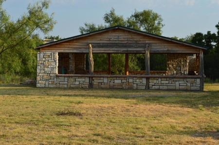 River Front Home With Outdoor Pavilion On 7 Acres In West Tx - image 13