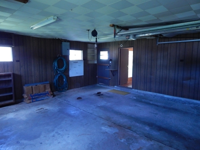 Online Only Absolute Auction Independence, MO Home on 40Hwy - image 9